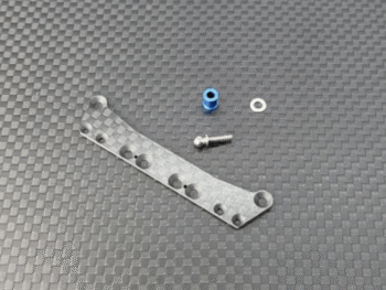 De afbeelding toont een setje onderdelen voor een RC auto, bestaande uit een grijs, langwerpig, geperforeerd onderdeel met een koolstofvezelpatroon, een blauw metalen busje, een zilverkleurige ring en een kleine schroef met een bolvormige kop.