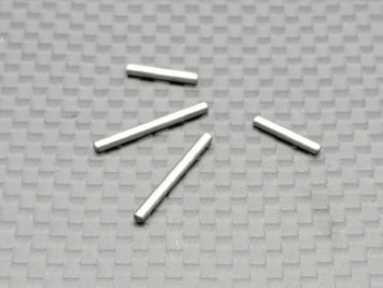 De afbeelding toont vijf kleine, zilverkleurige metalen staafjes met afgeronde uiteinden, verspreid over een grijze ondergrond met een ruitpatroon.