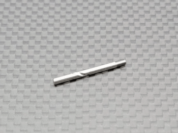 Op de foto is een zilverkleurige, metalen staaf te zien met een schroefdraad aan één uiteinde en een platte kant aan het andere. Het oppervlak van de staaf is glad en glanzend.