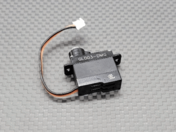 De afbeelding toont een compacte, zwarte servo met een metalen behuizing en een korte kabel met een witte connector. Op de zijkant van de servo staat 'GLO03-DMG' en een logo.