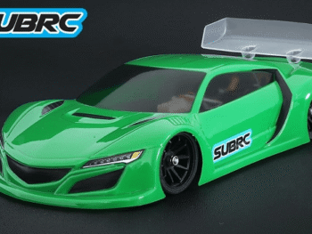 De afbeelding toont een glanzende, felgroene raceauto body met een transparante achterspoiler. Het product heeft zwarte velgen en een SUBRC-logo op de zijkant.