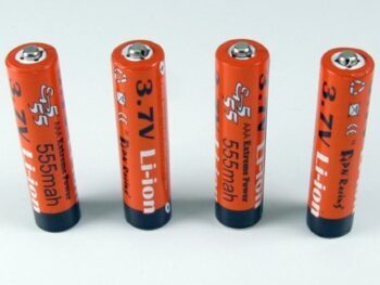 De afbeelding toont vier oranje Li-Ion AAA-batterijen met zwarte uiteinden en zilverkleurige contactpunten. Op de batterijen staat '3.7V Li-ion', 'AAA Extreme Power 555mah' en 'PN Racing' gedrukt.