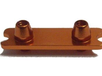 De foto toont een oranje metalen onderdeel met twee conische uitsteeksels en een rechthoekige basis. Het onderdeel heeft uitsparingen aan de zijkanten.