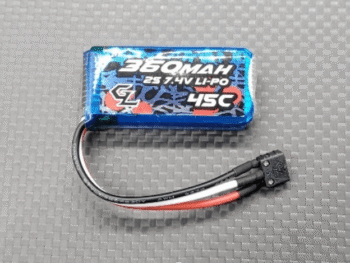 De foto toont een blauwe Li-Po batterij met zwarte, rode en witte draden die eindigen in een zwarte connector. Op de batterij staat '360MAH 2S 7.4V LI-PO 45C' en een GL-logo.