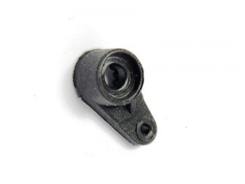 De foto toont een klein, zwart plastic onderdeel met een ronde opening aan de ene kant en een kleinere ronde opening aan de uitstekende arm. Het lijkt op een servohoorn.