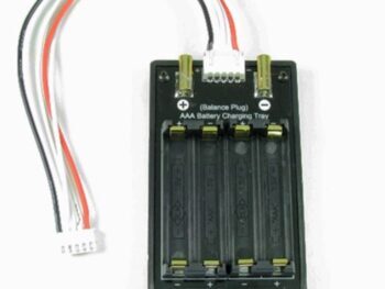 De afbeelding toont een zwarte oplaadtray voor AAA-batterijen met vier sleuven. Er lopen drie gekleurde draden (zwart, rood, wit) uit de tray naar een connector.