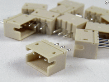 De foto toont meerdere beige plastic connectoren met zilverkleurige metalen pinnen. Het zijn rechte connectoren, waarschijnlijk voor elektronische bekabeling.