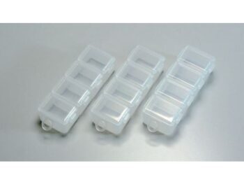 La photo montre trois rangées de quatre petites boîtes de rangement en plastique transparent chacune. Chaque boîte est dotée d'un couvercle à charnière et d'un petit œillet sur un côté.