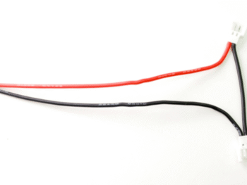 De afbeelding toont een rode en een zwarte draad die samenkomen in twee witte Molex-achtige connectoren. Het is een Y-vormige kabelboom.