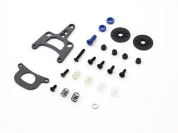 De afbeelding toont een set kleine onderdelen voor een RC-auto, waaronder carbonfiber platen, diverse schroeven, moeren, veren en blauwe aluminium onderdelen. De onderdelen zijn voornamelijk zwart, zilver en blauw.