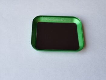 Op de foto is een rechthoekige, groene aluminium bak te zien met afgeronde hoeken. In het midden van de bak ligt een donkerbruine of zwarte magneet, en op de rand staat 'Mini-zshop.nl' gegraveerd met een klein autootje ernaast.