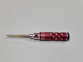 De afbeelding toont een rode hex driver met een honingraatpatroon in het handvat. De punt van de driver is goudkleurig en er staat '0.9mm' op het handvat.