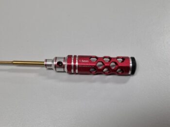 De afbeelding toont een rode hex driver met een honingraatpatroon in de handgreep. De punt van de driver is van goudkleurig metaal en er staat '1.5mm' op de handgreep.