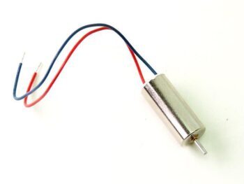 De afbeelding toont een kleine, cilindervormige elektromotor met een zilverkleurige metalen behuizing. Er lopen twee dunne draden uit, één rode en één blauwe.