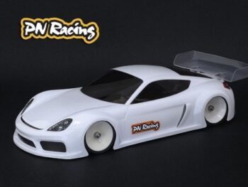 De foto toont een witte auto body kit met een spoiler. De body is gemaakt van plastic en heeft een sportief design.