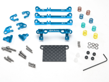 De afbeelding toont een set onderdelen voor een RC-auto, voornamelijk bestaande uit blauw geanodiseerde aluminium onderdelen, diverse veren in verschillende kleuren, schroeven, ringen, en een koolstofvezel plaatje. Het geheel ligt netjes gerangschikt op een witte achtergrond.
