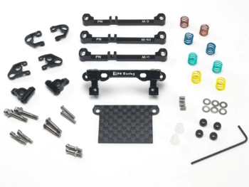 De afbeelding toont een set onderdelen voor een RC auto, voornamelijk bestaande uit zwarte metalen en carbon fiber componenten, samen met diverse kleine onderdelen zoals veren, schroeven en ringen.