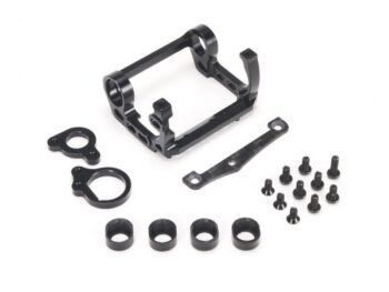 De afbeelding toont een set zwarte, metalen onderdelen voor een RC-auto, waaronder een motorsteun, kleinere ringen en diverse schroeven. De onderdelen liggen verspreid op een witte achtergrond.