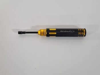 Het betreft een zwarte dopsleutel met gouden accenten en een zwarte steel. De dopsleutel heeft een zeskantige vorm aan het uiteinde van het handvat.