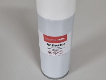 De foto toont een witte spuitbus met een rood-wit etiket. Op het etiket staat 'mini-zshop.nl' en 'Activator secondenlijm'.