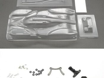 De afbeelding toont een set onderdelen voor een modelauto, waaronder een transparante lexaan body, een transparante onderplaat, en diverse kleine onderdelen zoals schroeven, ringen, body clips en zwarte plastic onderdelen. De onderdelen zijn van verschillende materialen en kleuren.