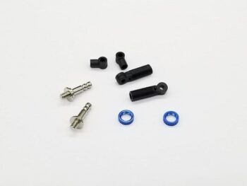 De afbeelding toont diverse kleine onderdelen voor een RC-auto, waaronder zilverkleurige metalen schroeven, zwarte kunststof onderdelen en twee blauwe ringen. De onderdelen zijn van metaal en kunststof en hebben verschillende vormen.