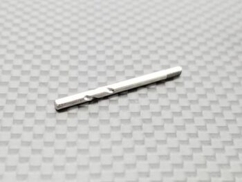 De foto toont een zilverkleurige metalen staaf met een schroefdraad aan één uiteinde en twee inkepingen in het midden. Het product ligt op een donkergrijze ondergrond met een ruitpatroon.