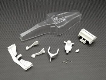De afbeelding toont een transparante lexaan body voor een RC auto, samen met diverse witte plastic onderdelen zoals een achtervleugel en bevestigingsmaterialen. De onderdelen liggen verspreid op een donkergrijze ondergrond.