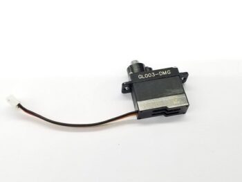 De foto toont een compacte, zwarte servo met een zilverkleurige metalen behuizing aan de onderkant en een zilverkleurig tandwiel aan de bovenkant. Er is een kabel met een witte connector zichtbaar die uit de servo komt.