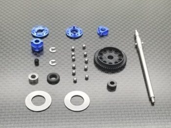 De afbeelding toont een set onderdelen voor een differentieel, waaronder blauw geanodiseerde aluminium onderdelen, een zwart tandwiel, zilverkleurige kogellagers en ringen, en een metalen as. De onderdelen liggen verspreid op een donkergrijze, koolstofvezel-achtige ondergrond.