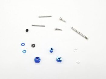 De foto toont een set kleine metalen onderdelen, waaronder schroeven, pinnen, moeren en ringen. Enkele onderdelen zijn blauw geanodiseerd, terwijl andere zilverkleurig of zwart zijn.