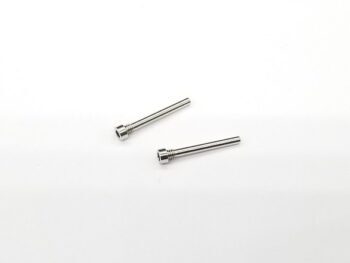 De afbeelding toont twee zilverkleurige, metalen pinnen met een zeskantige kop aan één uiteinde en een gladde, ronde schacht. Ze liggen diagonaal op een witte achtergrond.