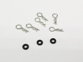 De afbeelding toont zes zilverkleurige metalen body clips en drie zwarte rubberen O-ringen, verspreid over een witte achtergrond.