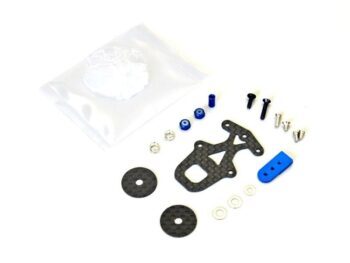 De afbeelding toont een set onderdelen voor een modelauto, waaronder een carbonfiber chassisdeel, blauwe schokdemperelementen, diverse schroeven en ringen, en een klein zakje met witte inhoud. De onderdelen zijn voornamelijk zwart, blauw en zilverkleurig.