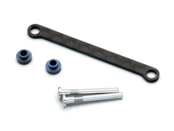 De afbeelding toont een set onderdelen voor een RC-auto, bestaande uit een zwarte carbon brace met twee gaten aan de uiteinden, twee blauwe kunststof ringen en twee zilverkleurige metalen pinnen met schroefdraad.