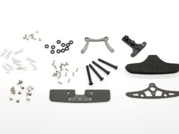 De afbeelding toont een set van diverse kleine onderdelen voor een RC-auto, waaronder metalen schroeven, ringen, body clips en verschillende zwarte kunststof en grijze metalen onderdelen. Er is ook een zwart schuimrubberen onderdeel zichtbaar.