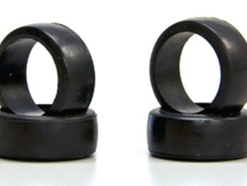 De afbeelding toont vier zwarte, ronde banden, gestapeld per twee, op een witte achtergrond. Ze lijken gemaakt van rubber of een vergelijkbaar flexibel materiaal.