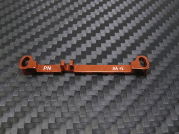 Op de foto is een oranjekleurige, metalen stuurstang te zien met de inscripties 'PN' en 'AA +2'. Het product ligt op een donkere ondergrond met een geweven patroon.