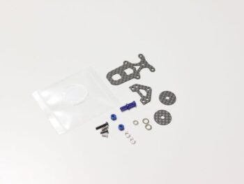De afbeelding toont een set onderdelen voor een frictieschokdemper, waaronder koolstofvezel platen, blauwe metalen onderdelen, schroeven en ringen, deels verpakt in een doorzichtig zakje.