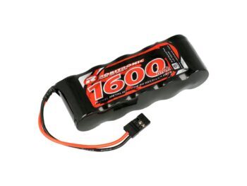 De afbeelding toont een zwarte NiMH batterij met een rode en zwarte sticker met 'Robitronic' en '1600 mAh' erop. Er komen twee draden uit, een rode en een zwarte, die eindigen in een zwarte JR-stekker.