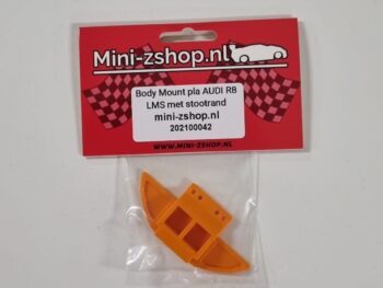 Op de foto is een oranje, kunststof body mount te zien, verpakt in een doorzichtig zakje met een rood-wit label van mini-zshop.nl. Het product heeft een complexe vorm met uitsparingen en kleine gaatjes.