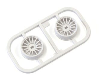 De afbeelding toont twee witte, plastic velgen met een multi-spaaks design, nog bevestigd aan een gietraam. Ze zijn rond van vorm en hebben een vierkante opening in het midden.