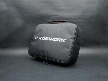 De foto toont een zwarte, rechthoekige tas met een handvat aan de bovenkant en een rits aan de voorkant. Op de voorkant van de tas staat in witte letters 'KOSWORK' met een logo.