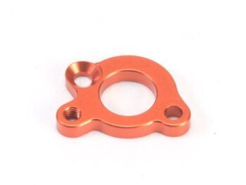 La photo montre une pièce métallique orange de forme irrégulière. Elle comporte une grande ouverture ronde au centre et trois trous plus petits, dont deux sont filetés.