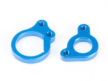 Op de foto zijn twee blauwe, metalen onderdelen te zien met schroefgaten. Het zijn motorsteunplaten voor een RC-auto.