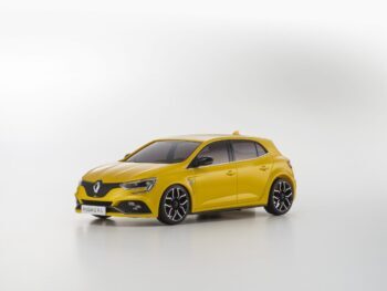 De foto toont een gele miniatuurauto, een Renault Megane RS, met zwarte en zilveren velgen. Het is een gedetailleerd model met een sportieve uitstraling.