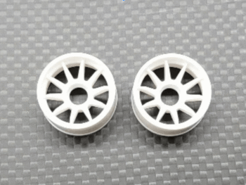 Op de foto zijn twee witte velgen te zien met een multi-spaaks design, liggend op een donkergrijze, geruite ondergrond.