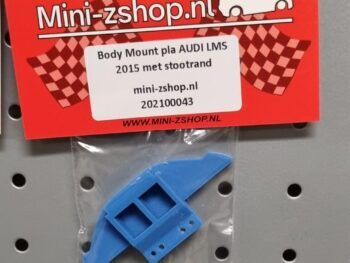 Op de foto is een blauw 3D-geprint onderdeel te zien, verpakt in een doorzichtig zakje en hangend aan een rood label met daarop 'Mini-zshop.nl'. Het onderdeel heeft een onregelmatige vorm met uitsparingen en kleine gaatjes.