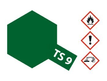 Billedet viser en grøn, sekskantet flade med teksten »TS 9« i hvidt. Derudover er der tre advarselssymboler: en flamme, et udråbstegn og et symbol for korrosion.