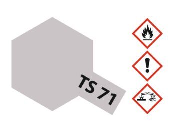 De afbeelding toont een zeshoekig grijs vlak met daarop een schuin geplaatst grijs label met de tekst 'TS 71'. Rechts hiervan staan drie gevaarsymbolen: een vlam, een uitroepteken en een symbool voor corrosie.